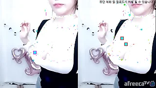 Jeehyeoun dances sexily #1